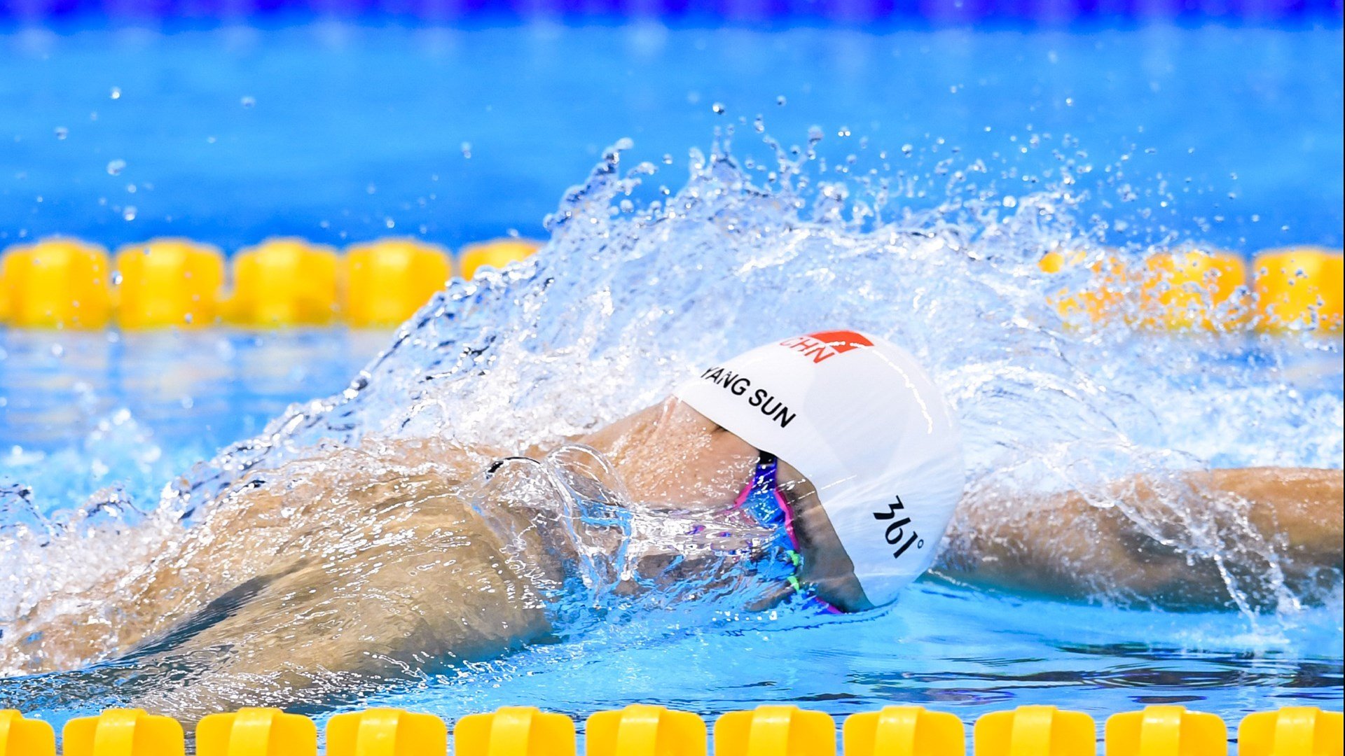 开云权威入口-训练现场:运动员坚持到底的感人瞬间,运动员训练艰苦坚持的作文