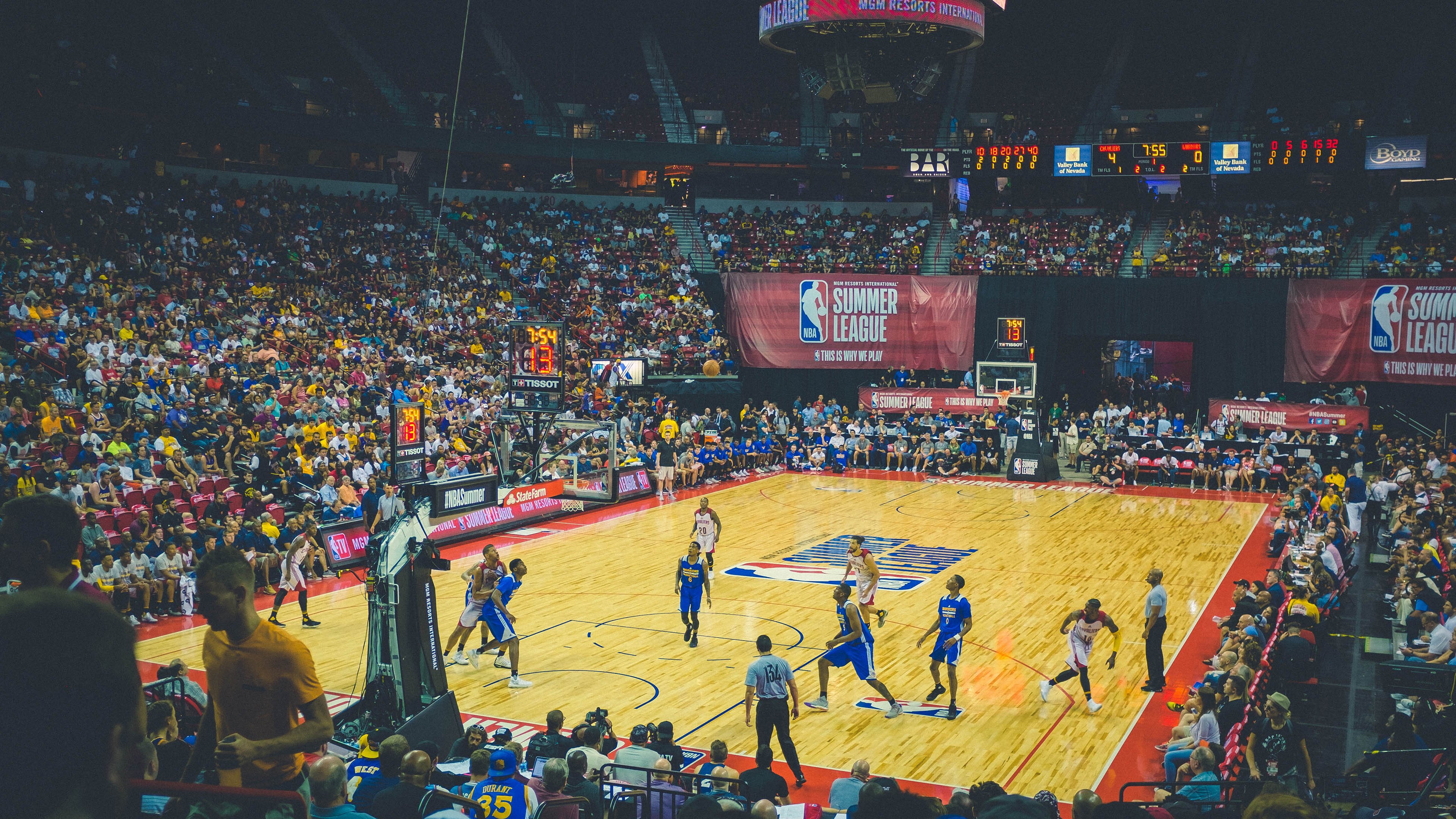 开云esports-NBA超远Logo三分引全馆尖叫